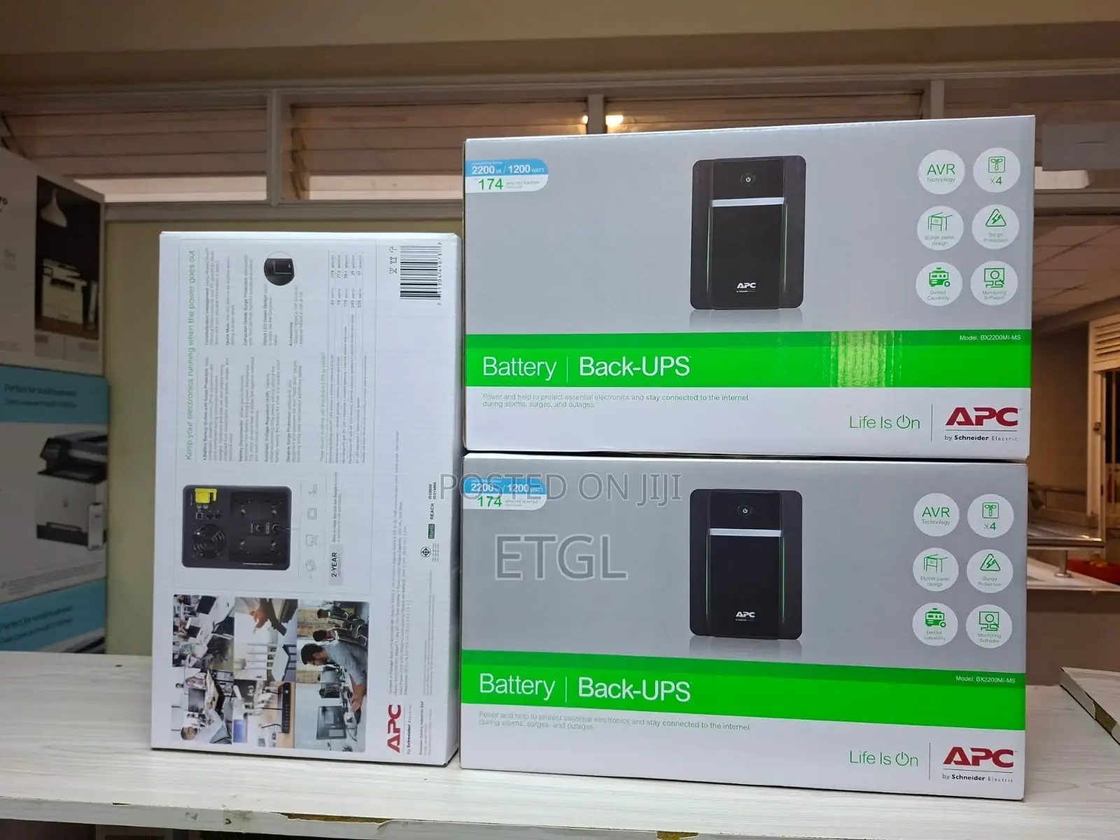 APC Easy Ups 2200va, 230v, Avr, Iec Sockets (Bvx2200li)