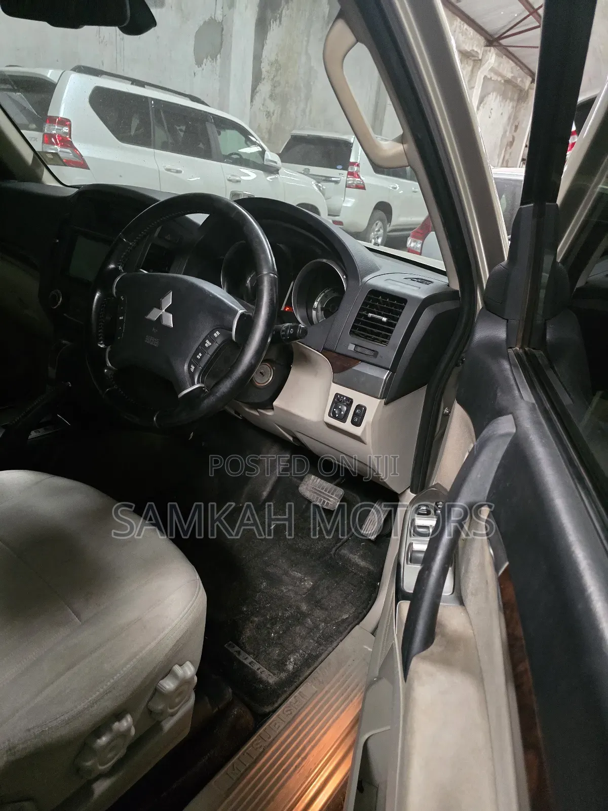 Mitsubishi Pajero 2015 Gold