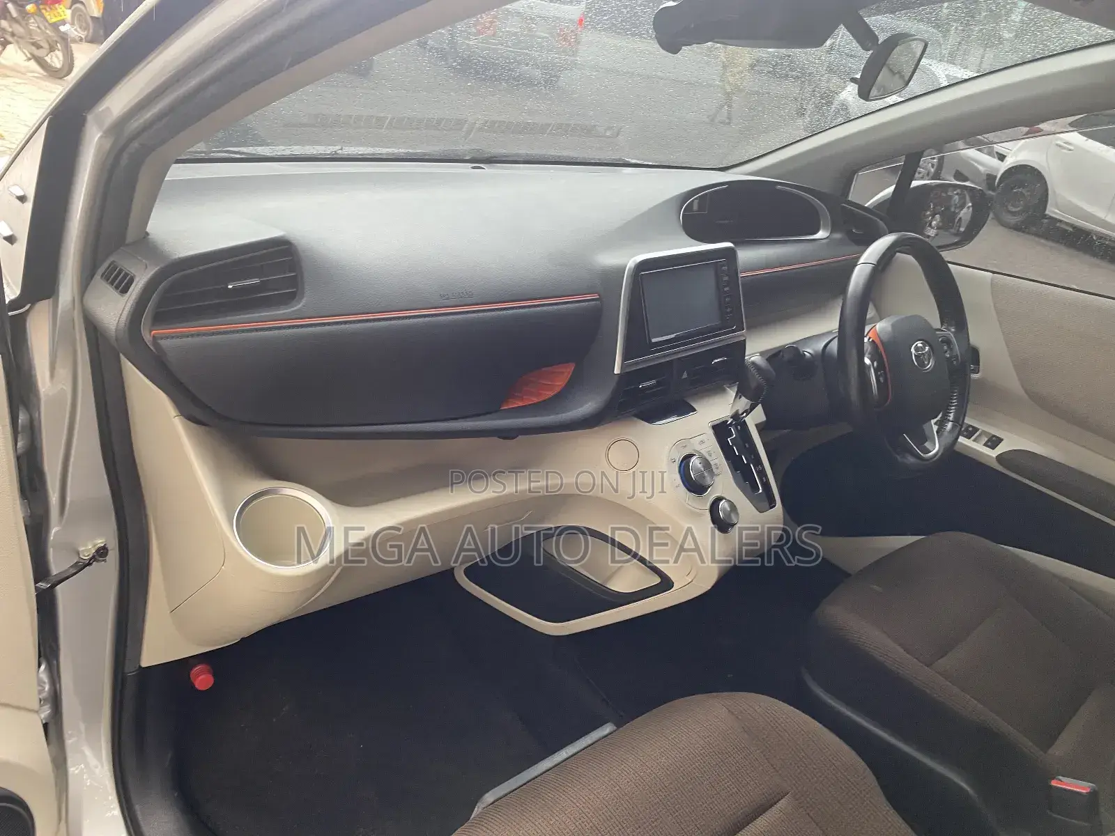 Toyota Sienta 2018 Silver