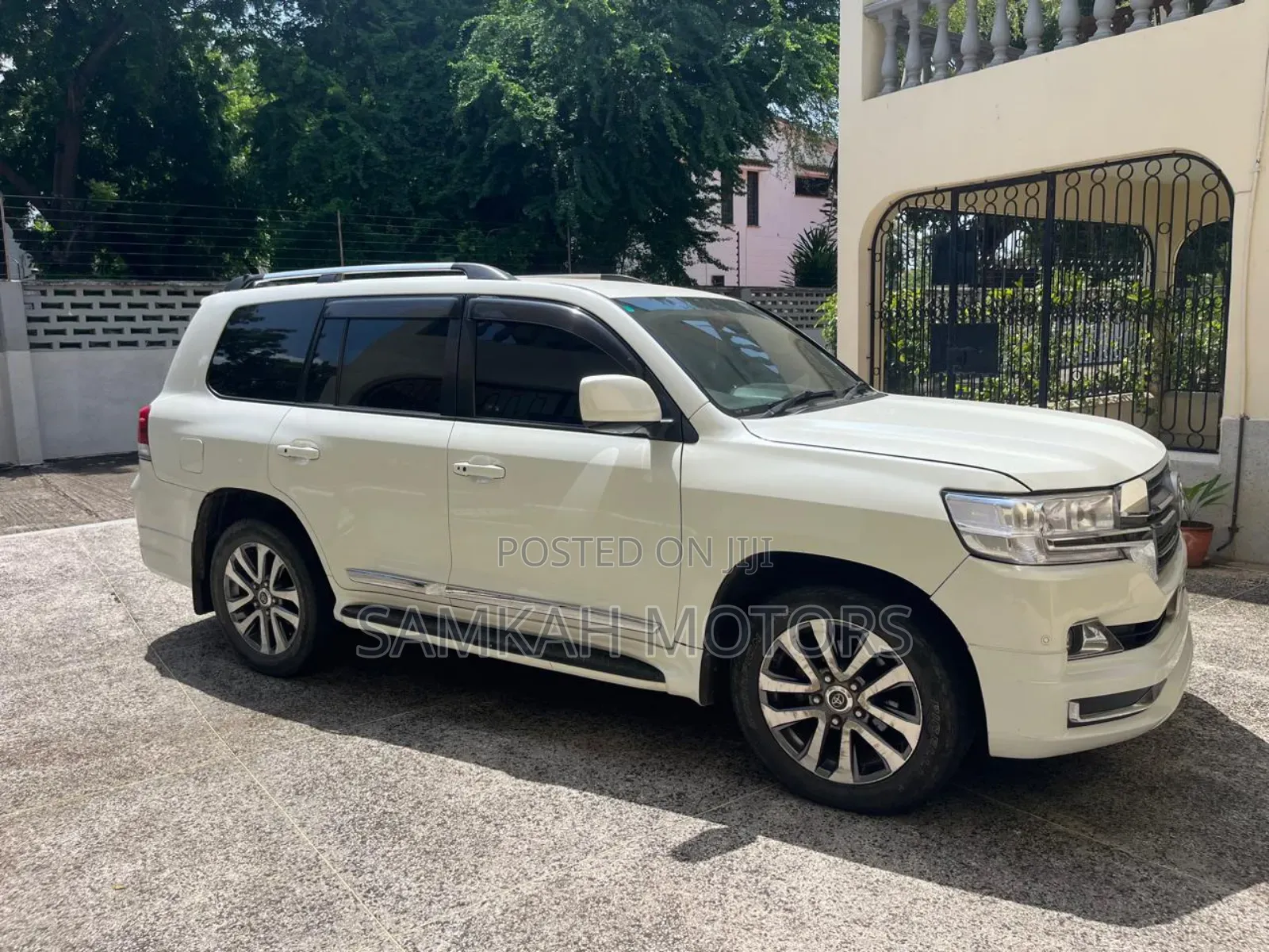 Toyota Land Cruiser 2010 White