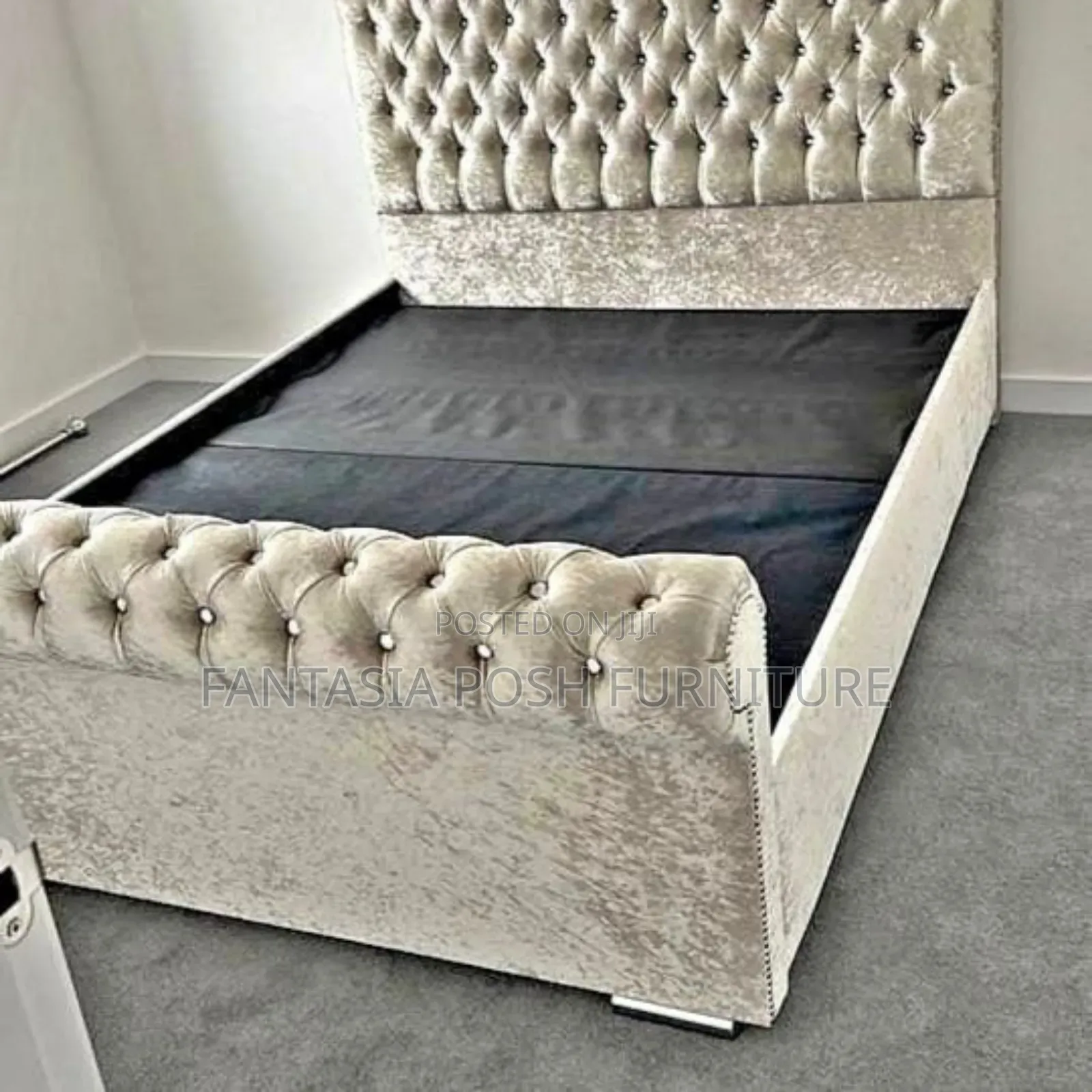 5x6 Diamond Tufted Chester Bed With Silver Nailhead