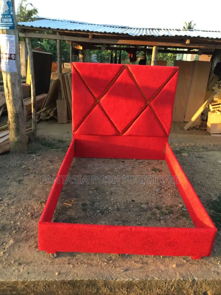 4*6 Chester Bed With Bright Red Upholstery