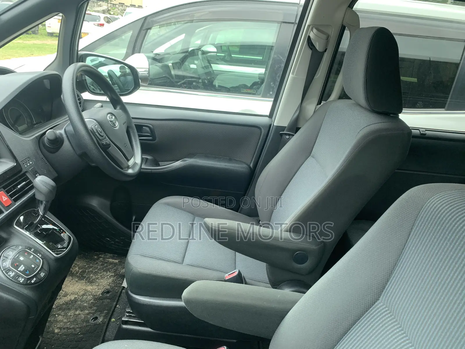 Toyota Voxy 2018 Silver