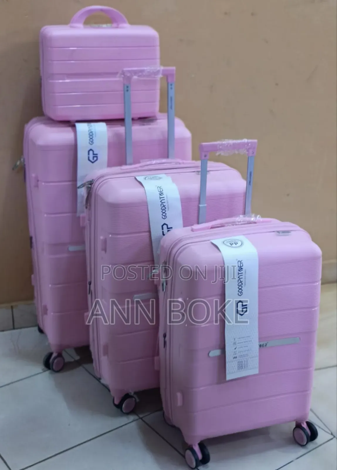 *4 in 1 Luxurious Unbreakable Suitcase*
Zipper
