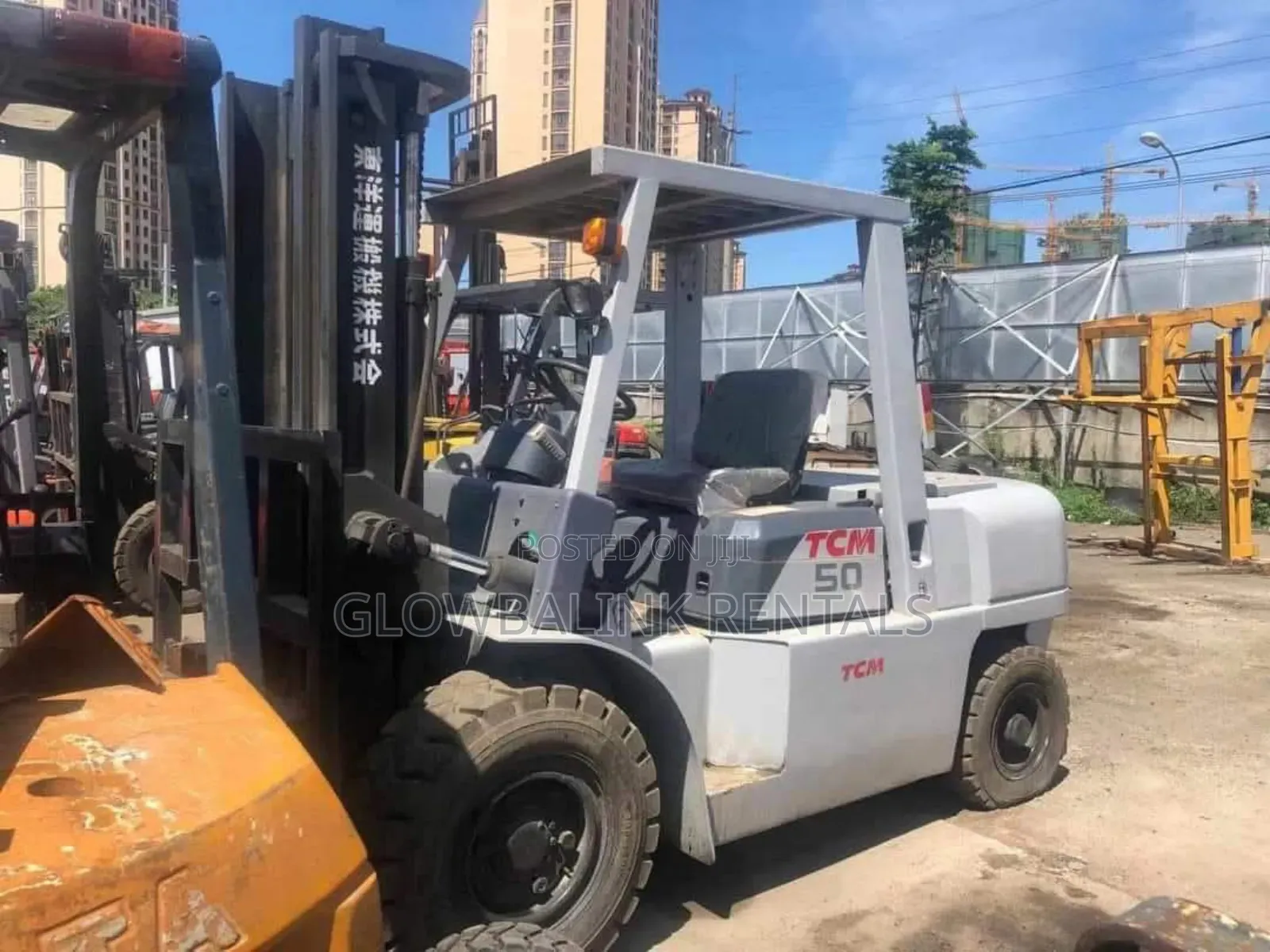 7-Ton Forklift for Hire – Heavy Lifting Made Easy! 