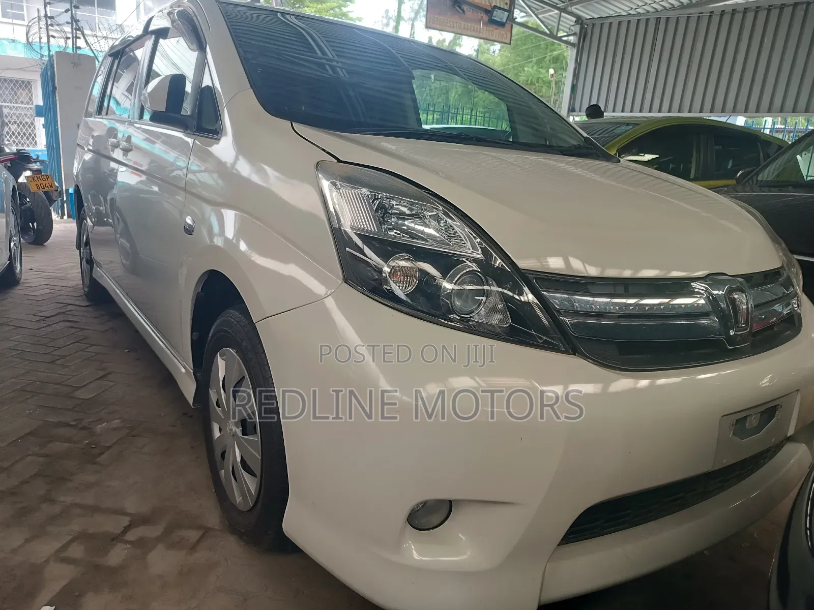 Toyota ISIS 2017 White