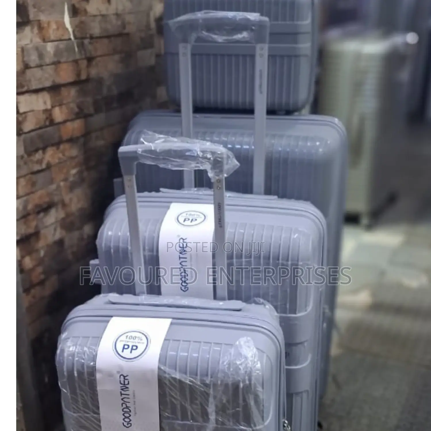 *4 in 1 Luxurious Unbreakable Suitcase