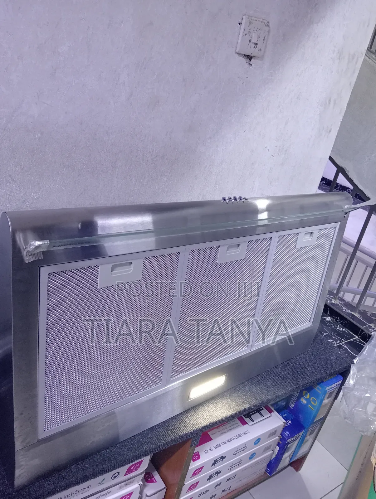 Hisense 90 Cm Under Cabinet Hood on Offer