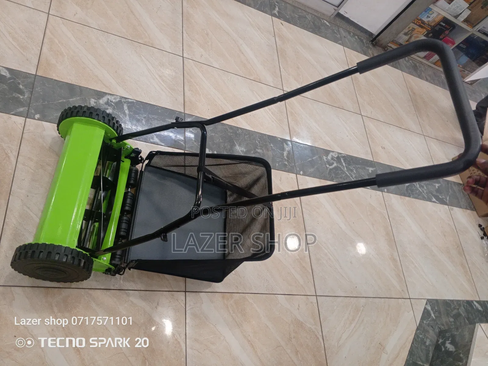 Manual Lawn Mower With A Bag