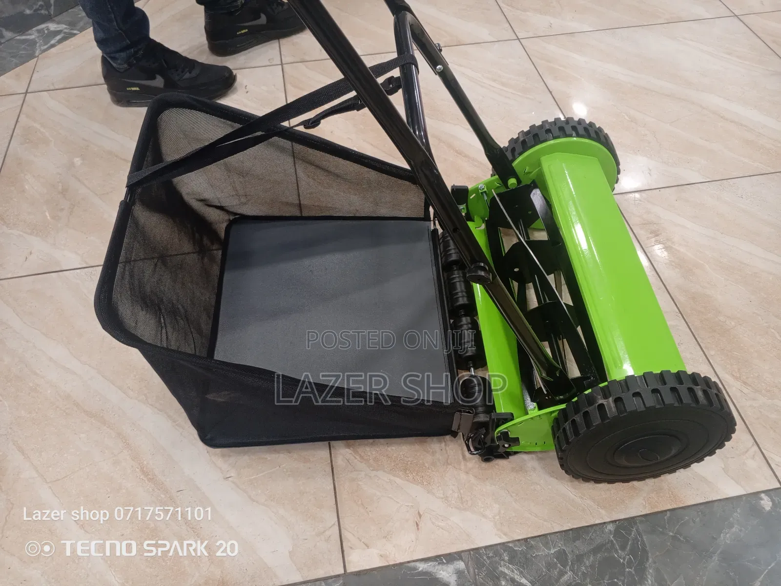 Manual Lawn Mower With A Bag