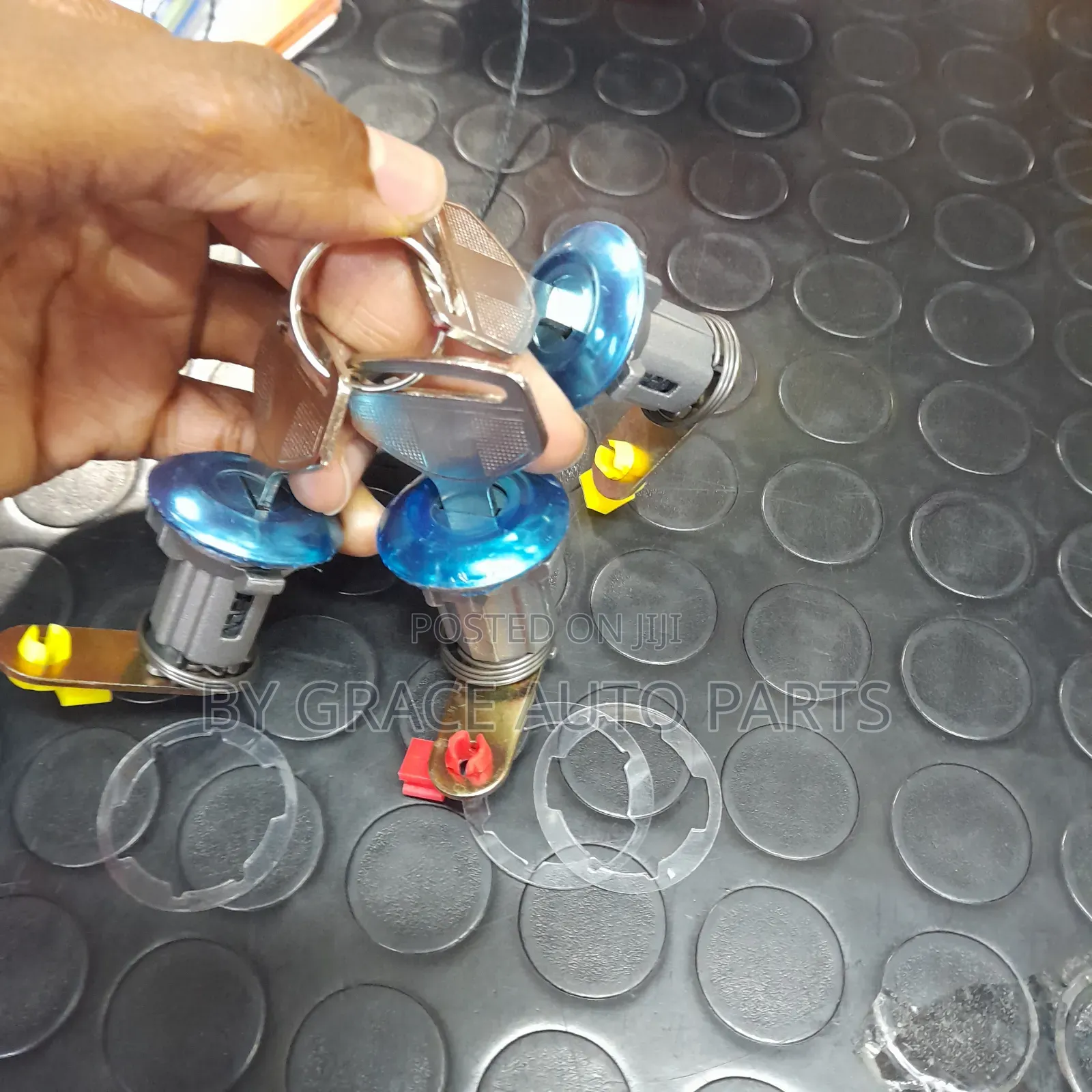 Universal Lock With 3 Staight Keys.