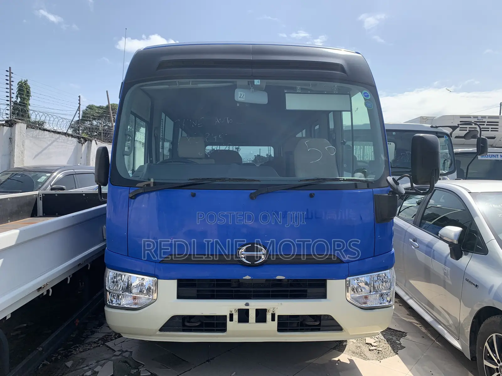Hino Dutro 2014 Blue