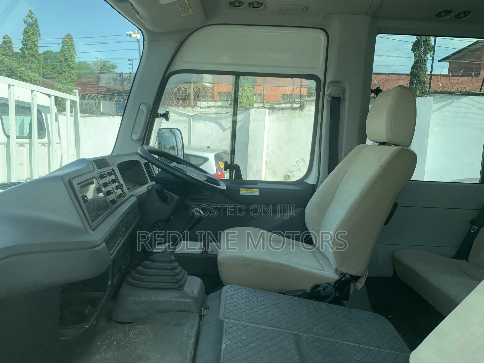 Hino Dutro 2014 Blue