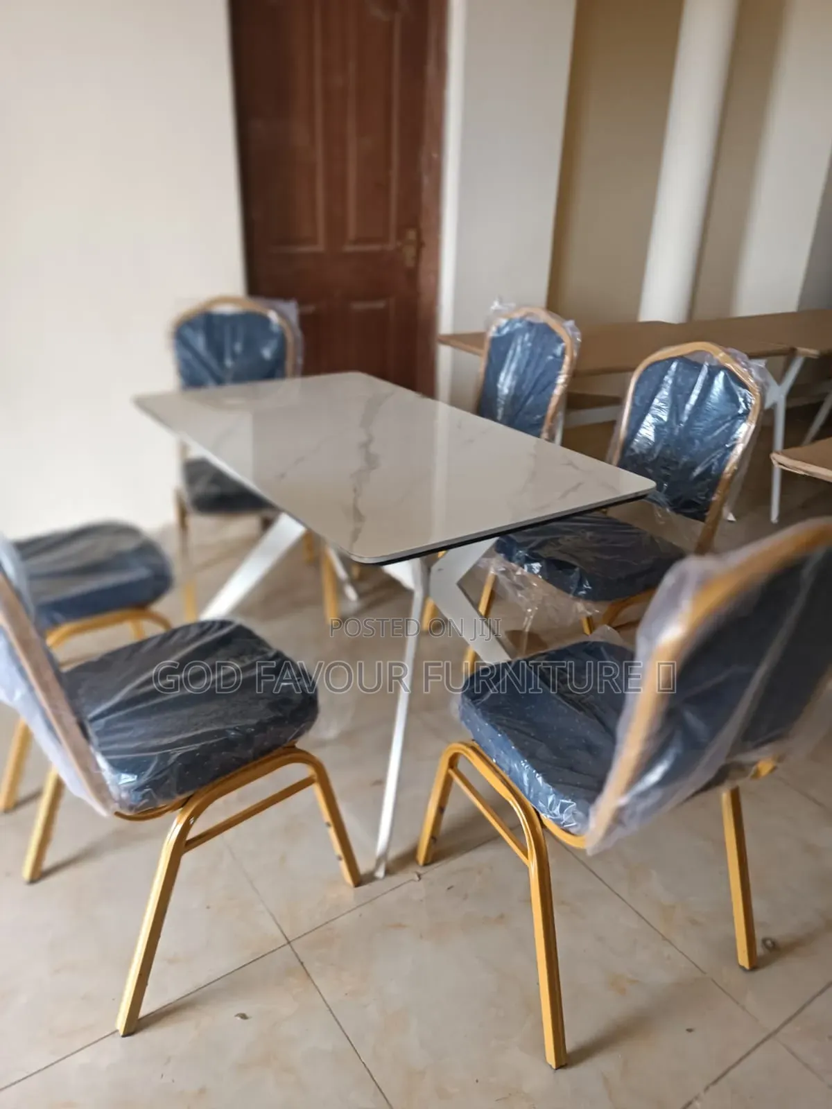 Unique Whitish Modern Dining/Hotel Table With 6 Chairs Tf4r