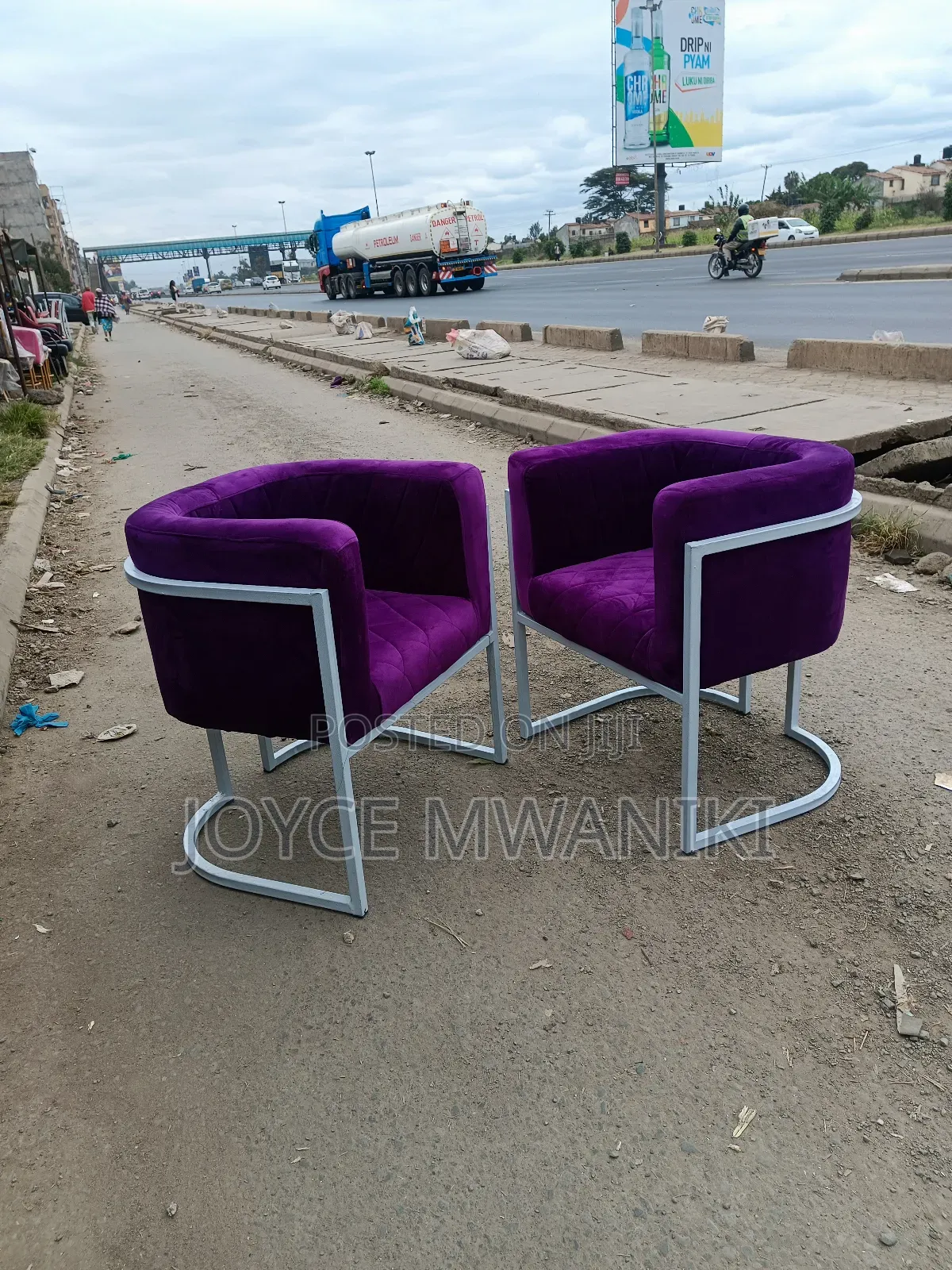 Big Styling Seat or Manicure Seat.