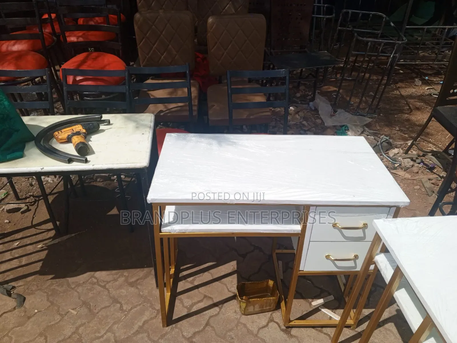 Quality Manicure Golden Table