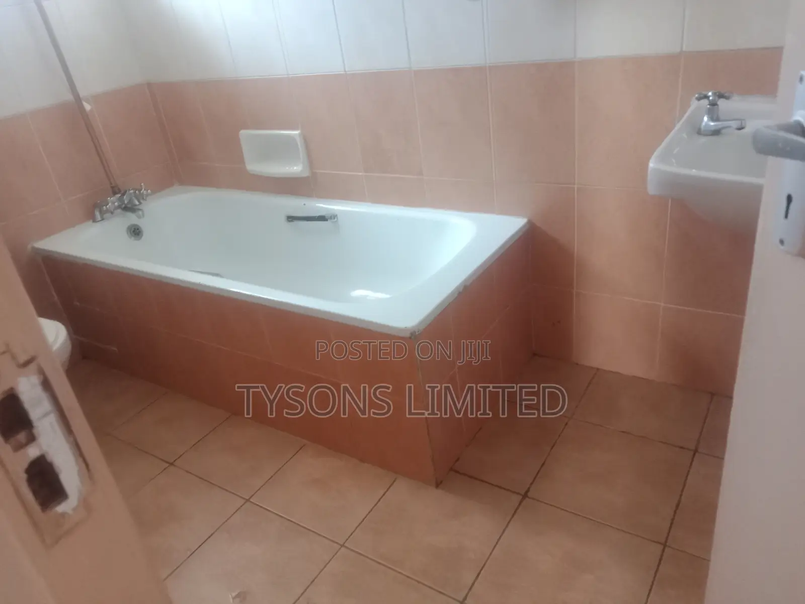3bdrm Apartment in Madaraka Estate for sale
