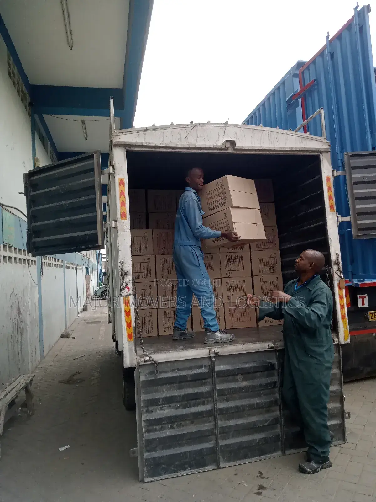 High Roof Canter Accessible for Logistic Jobs