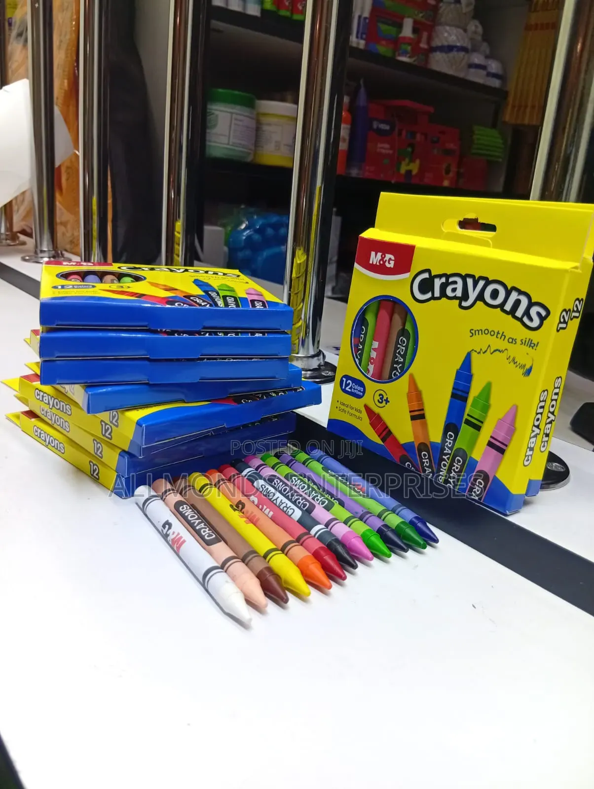 A Packet of 12pcs 12 Colours M G Crayons