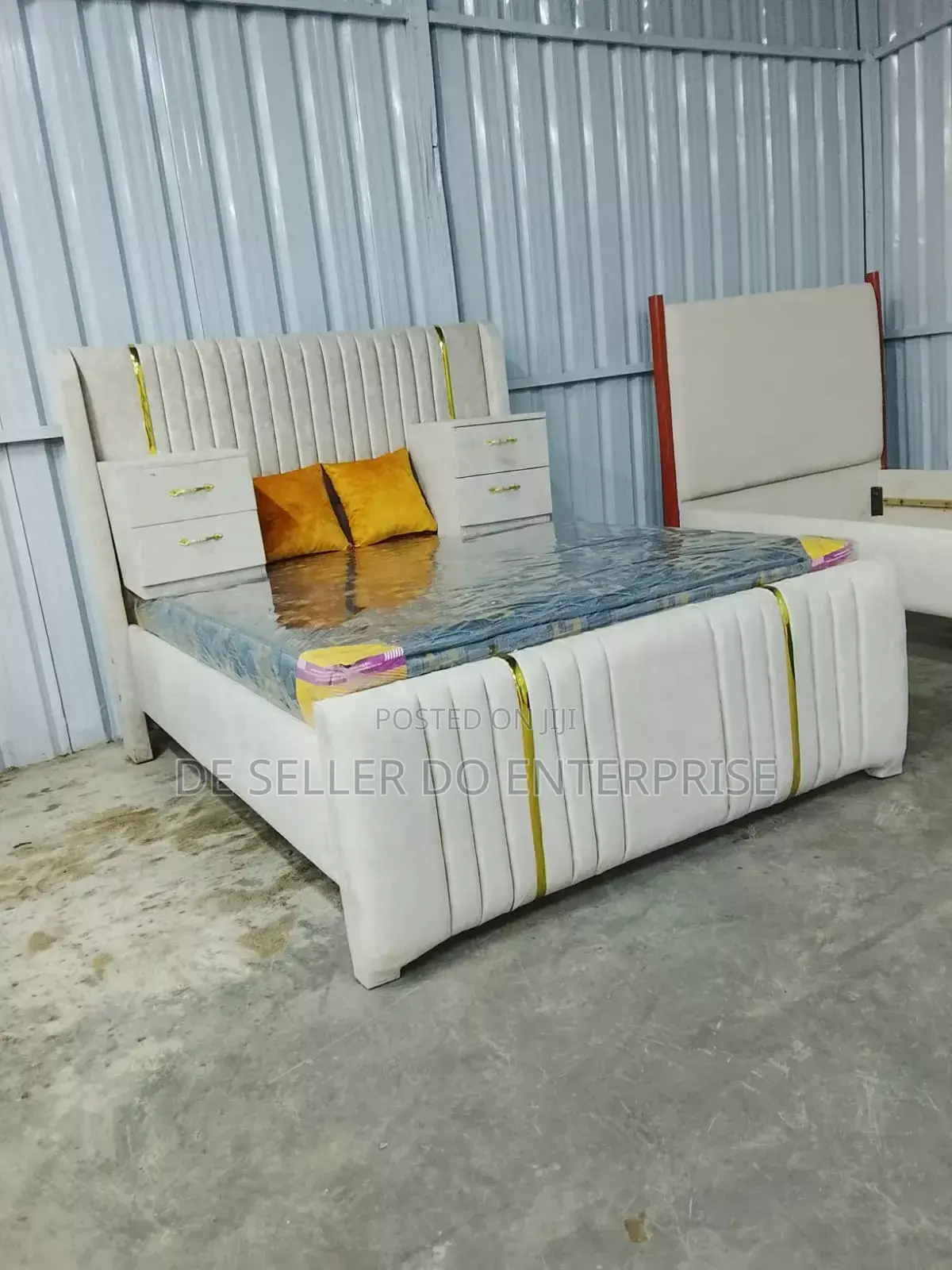 White Chesterfield 5*6 With Mattress