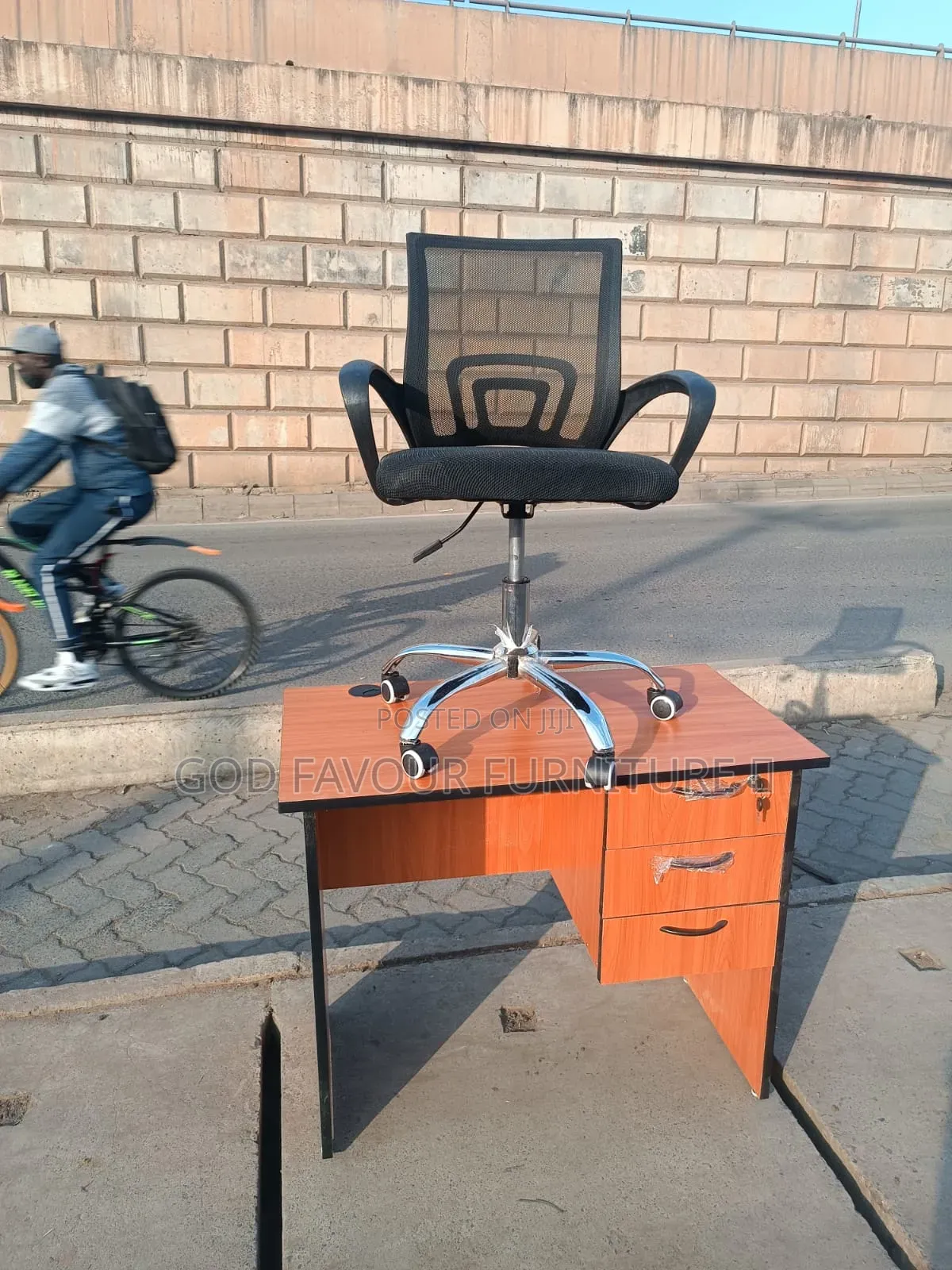 New Black Swivel Office Chair With Lockable Office Desk Aq8m