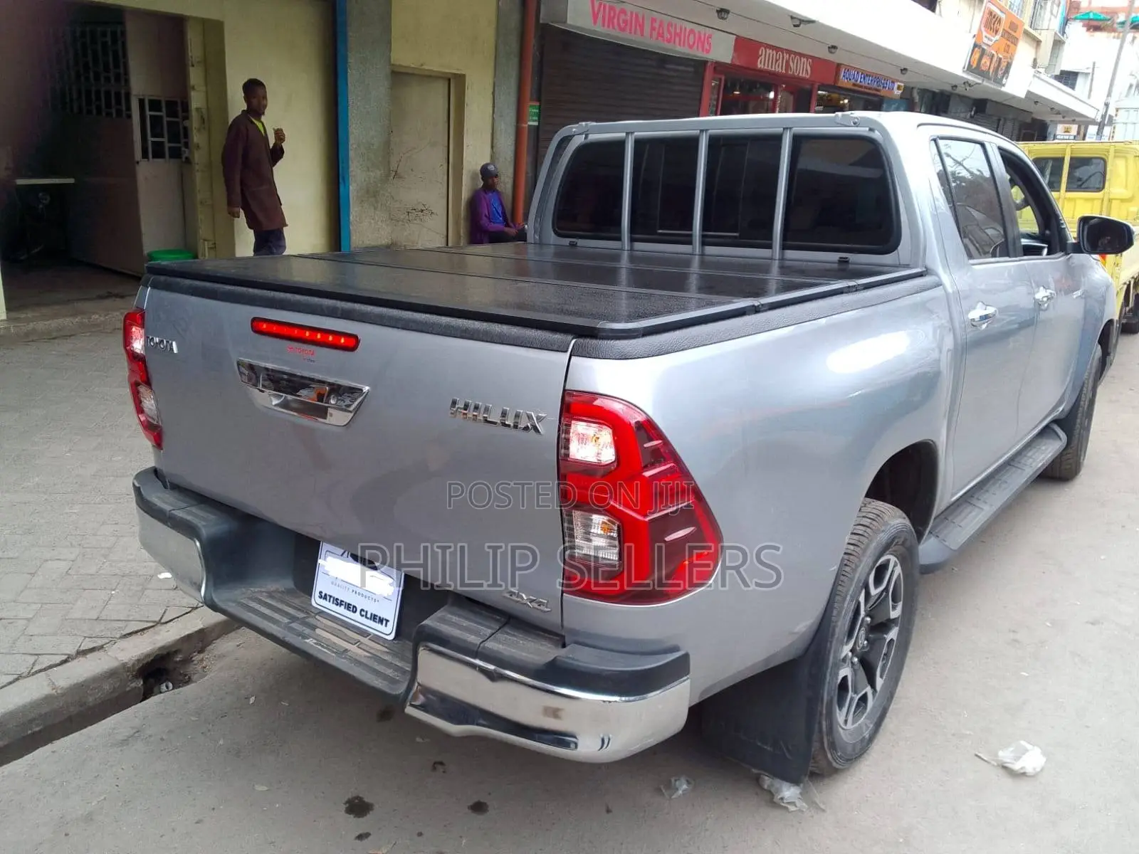 Hard Tonneau Cover
Tri-Fold Flip-Up Design
