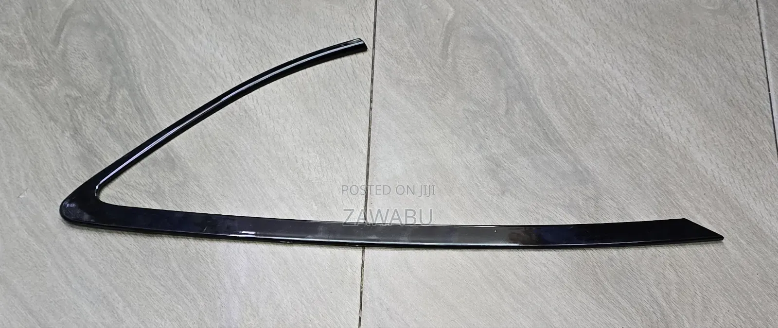Harrier Rx 330 Rear Window Trim (Triangle/Nike )