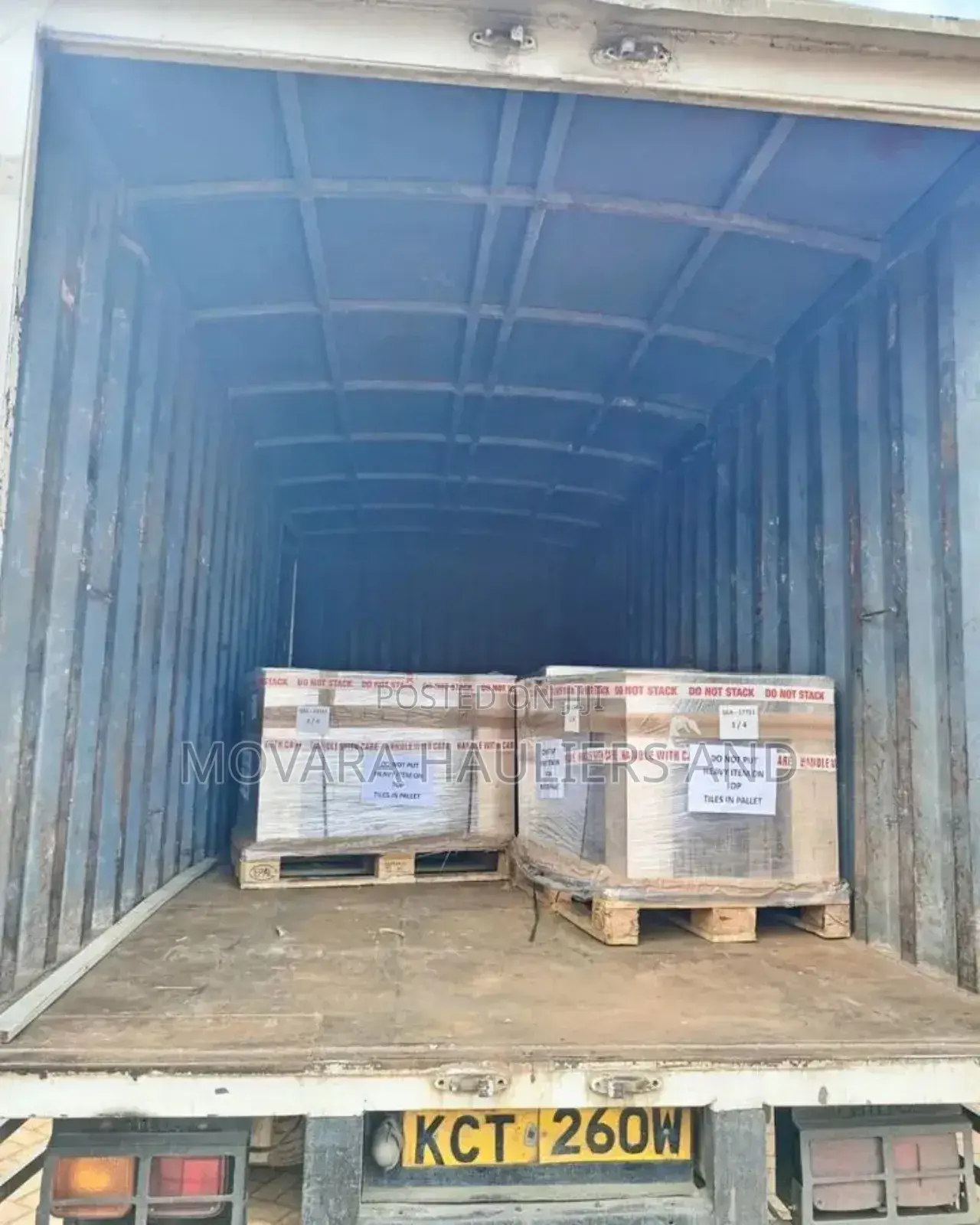 Lorry for Goods Delivery and Transportation Accessible