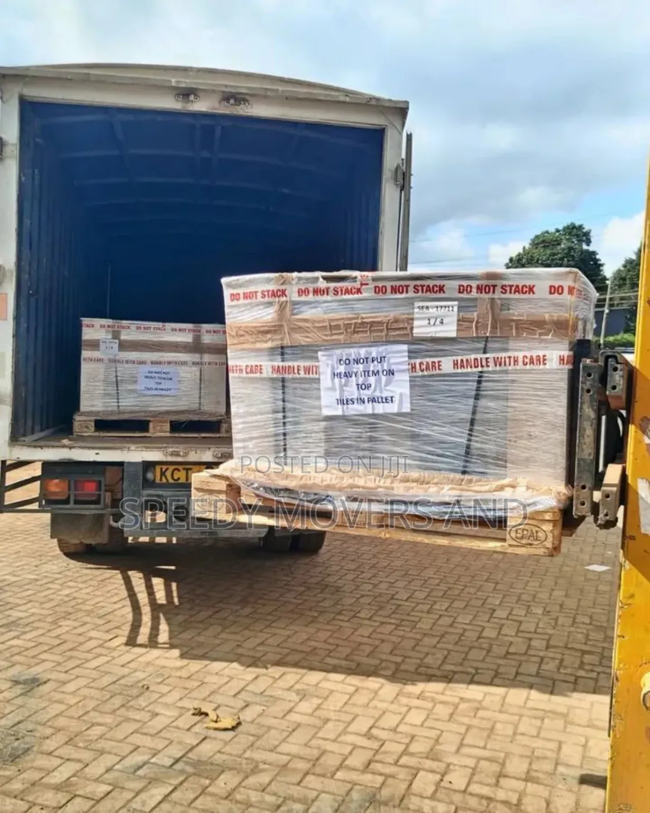 Lorry for Goods Delivery and Transportation Accessible