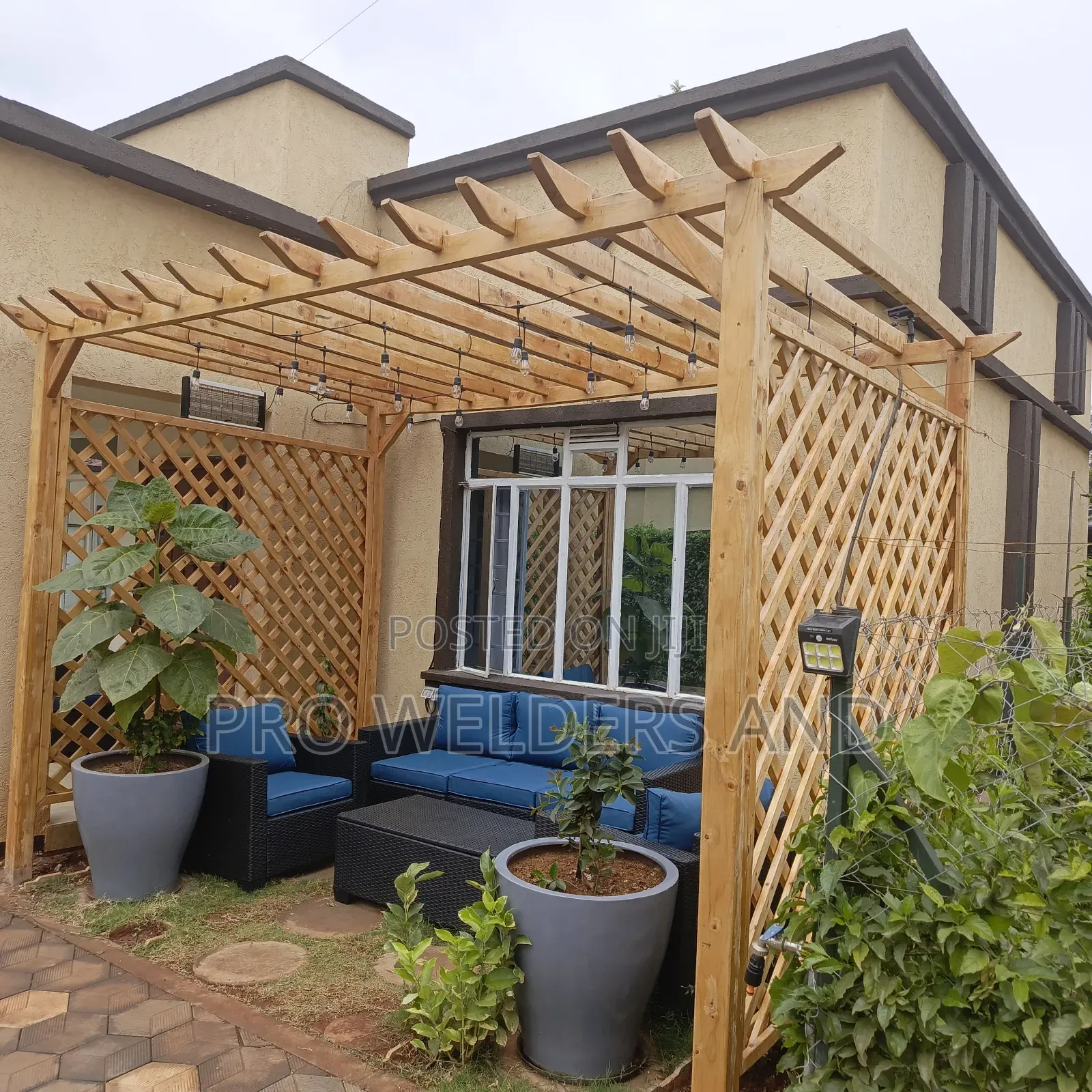 "Elegant Wooden Pergola – Perfect Outdoor Shade Style!"