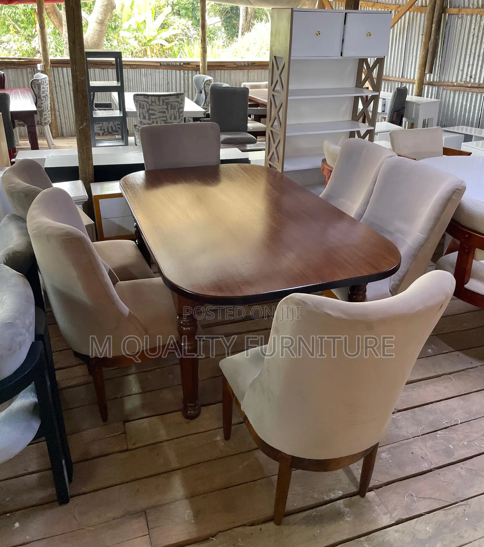 Dining Set That Balances Between Functionality and Style