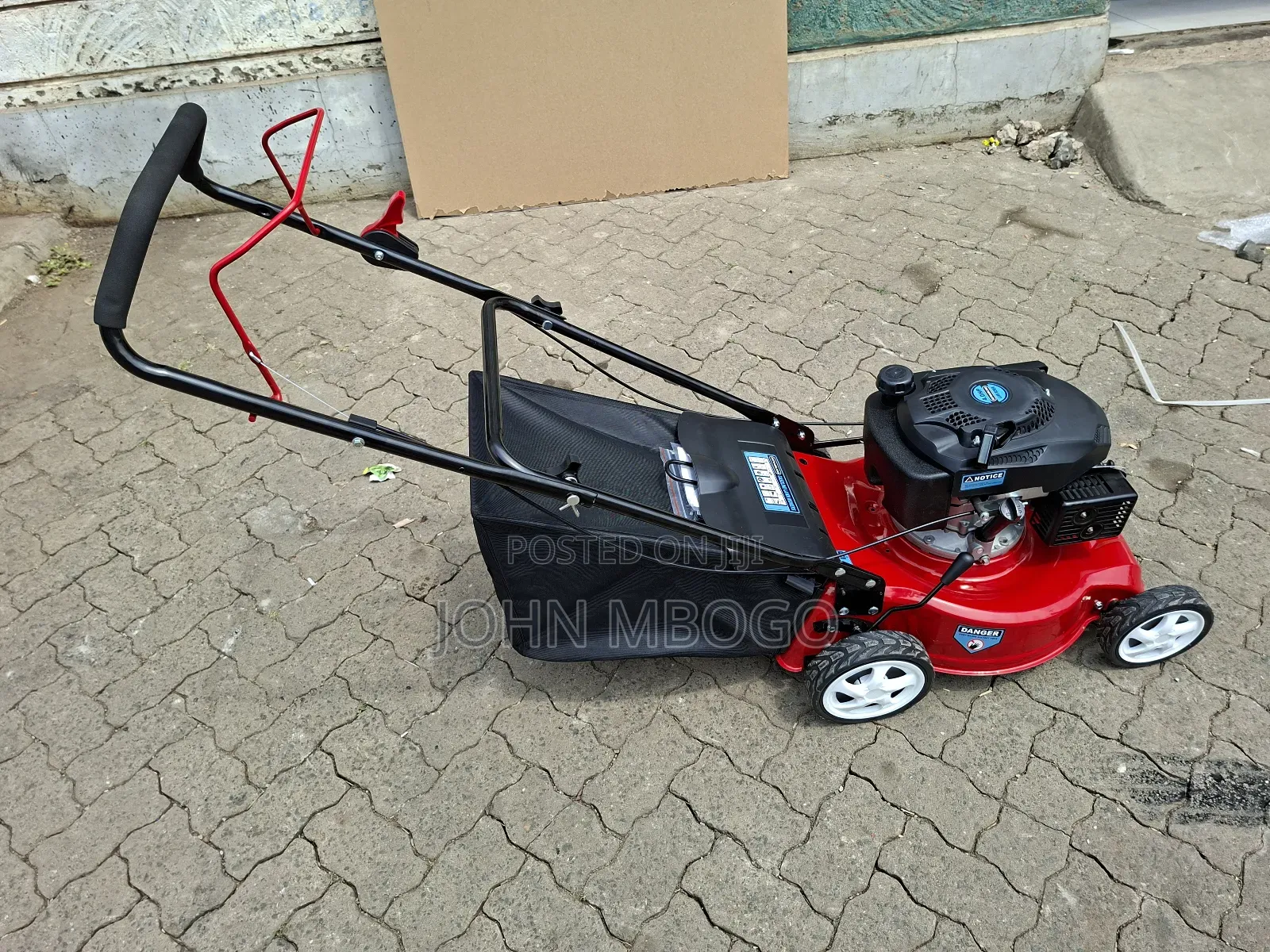 Grass Cutter / Lawn Mower.
