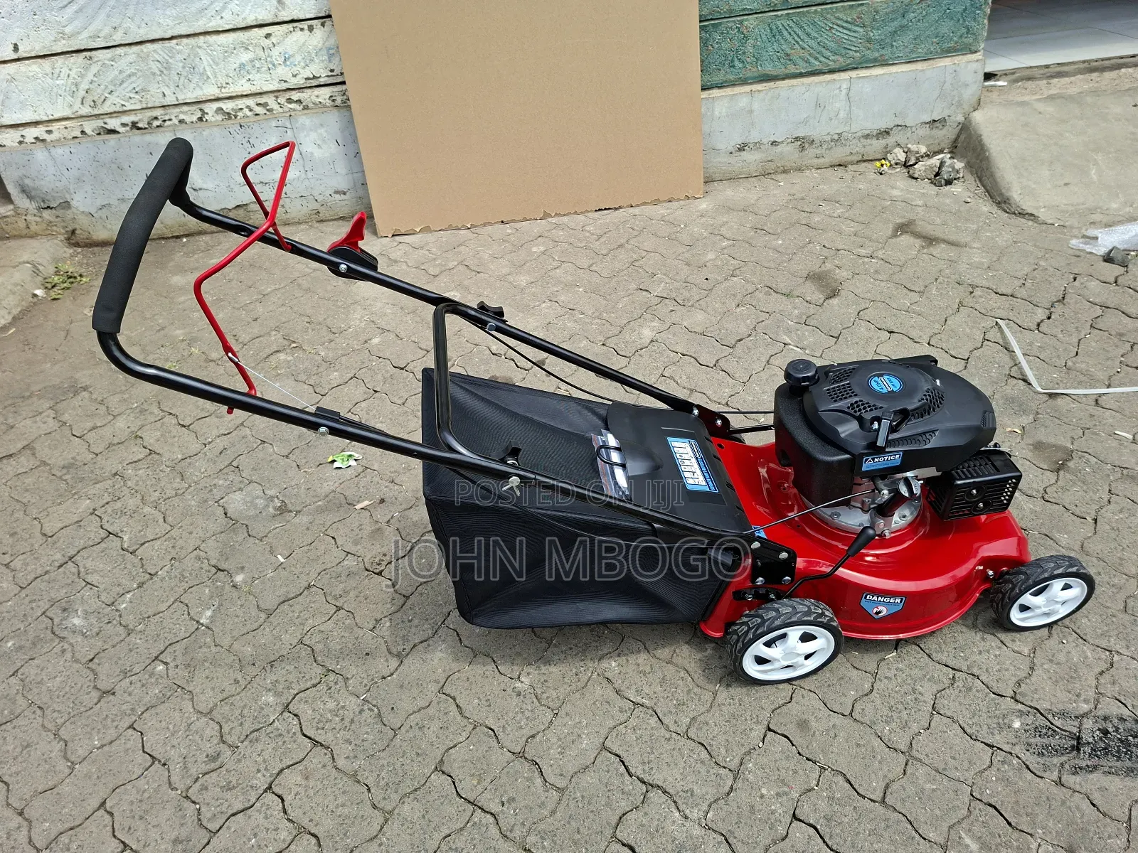 Grass Cutter / Lawn Mower.