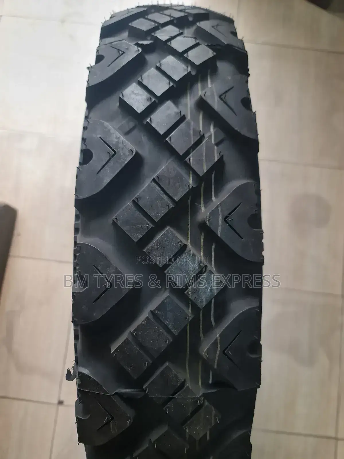 750 R16 Goodyear.