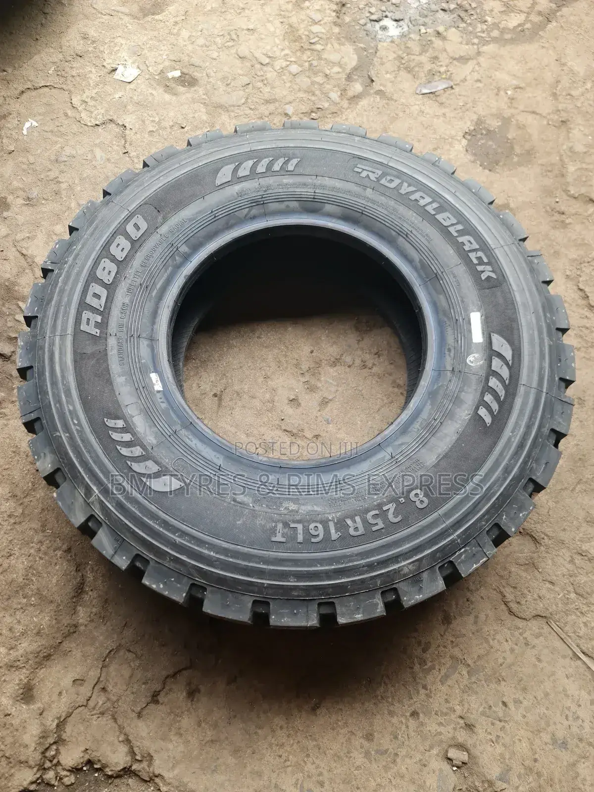 825 R16 Royalblack Tyres (Diff)