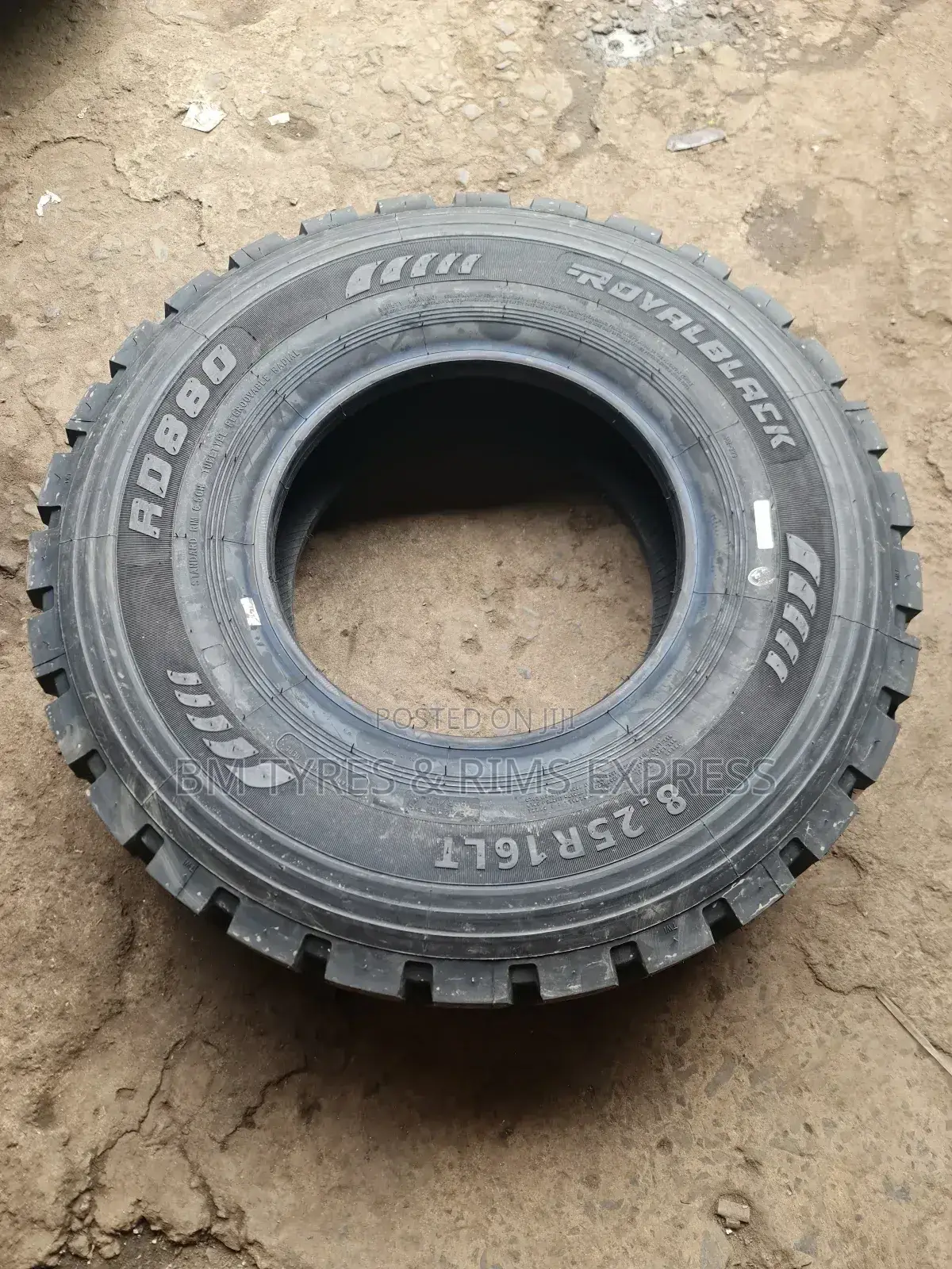 825 R16 Royalblack Tyres (Diff)