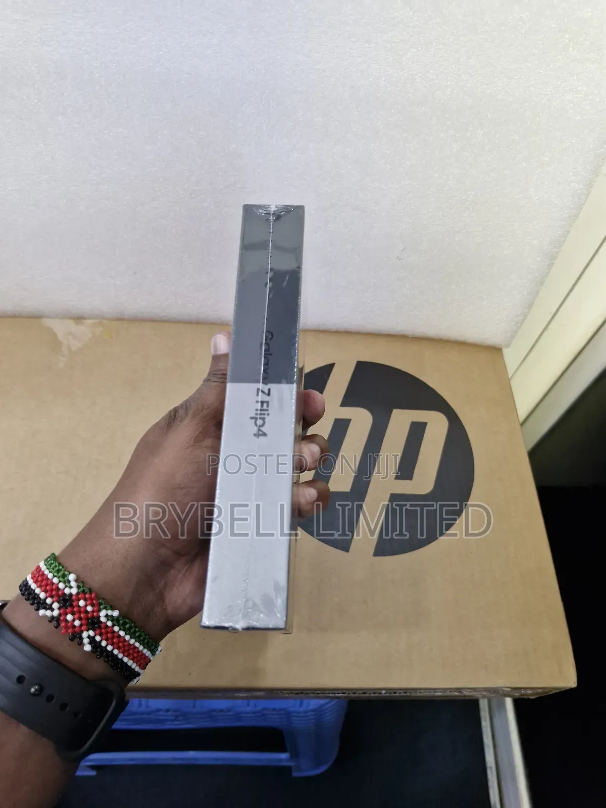 New Samsung Galaxy Z Flip4 256 GB Gold