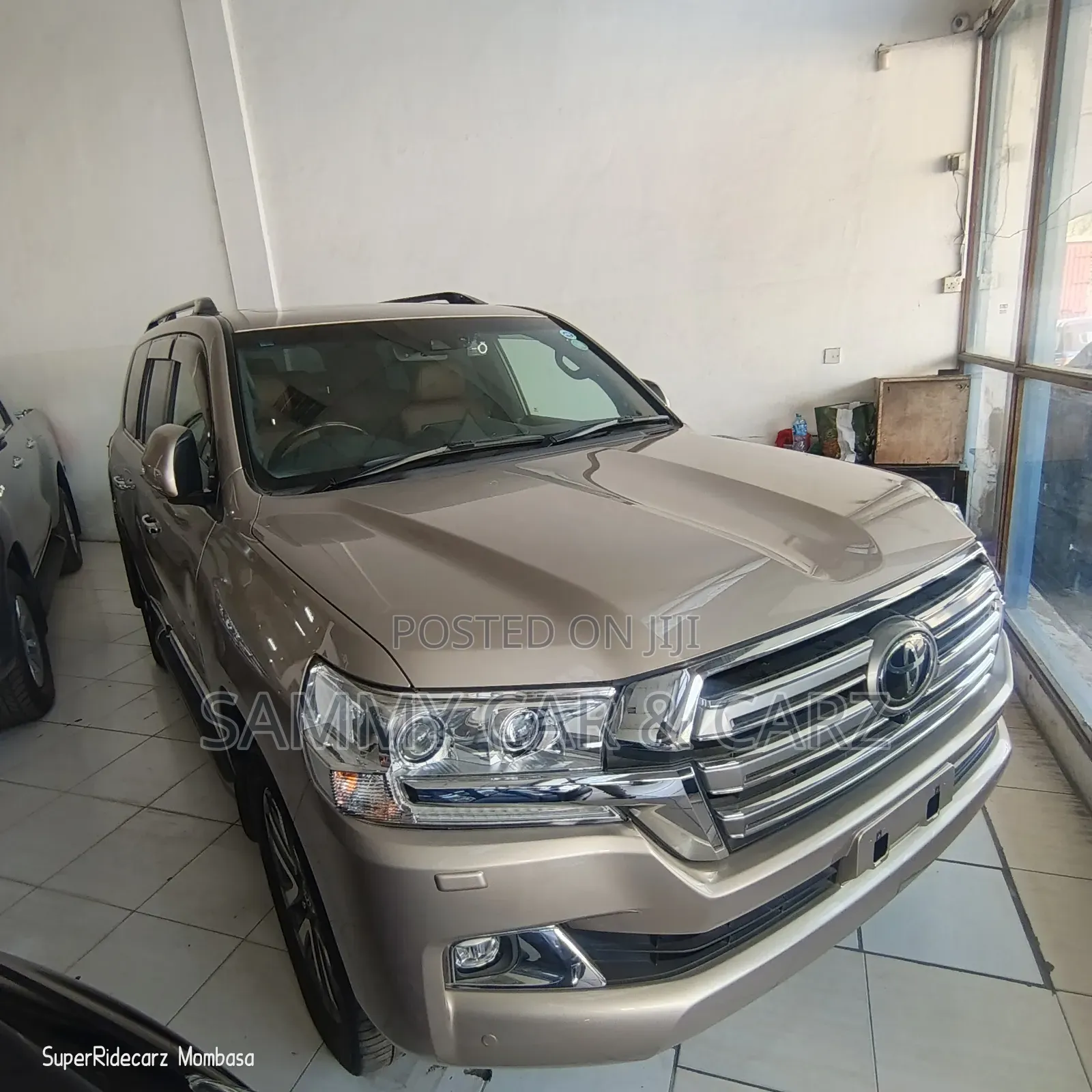 Toyota Land Cruiser 4.6 V8 AX 2017 Gold