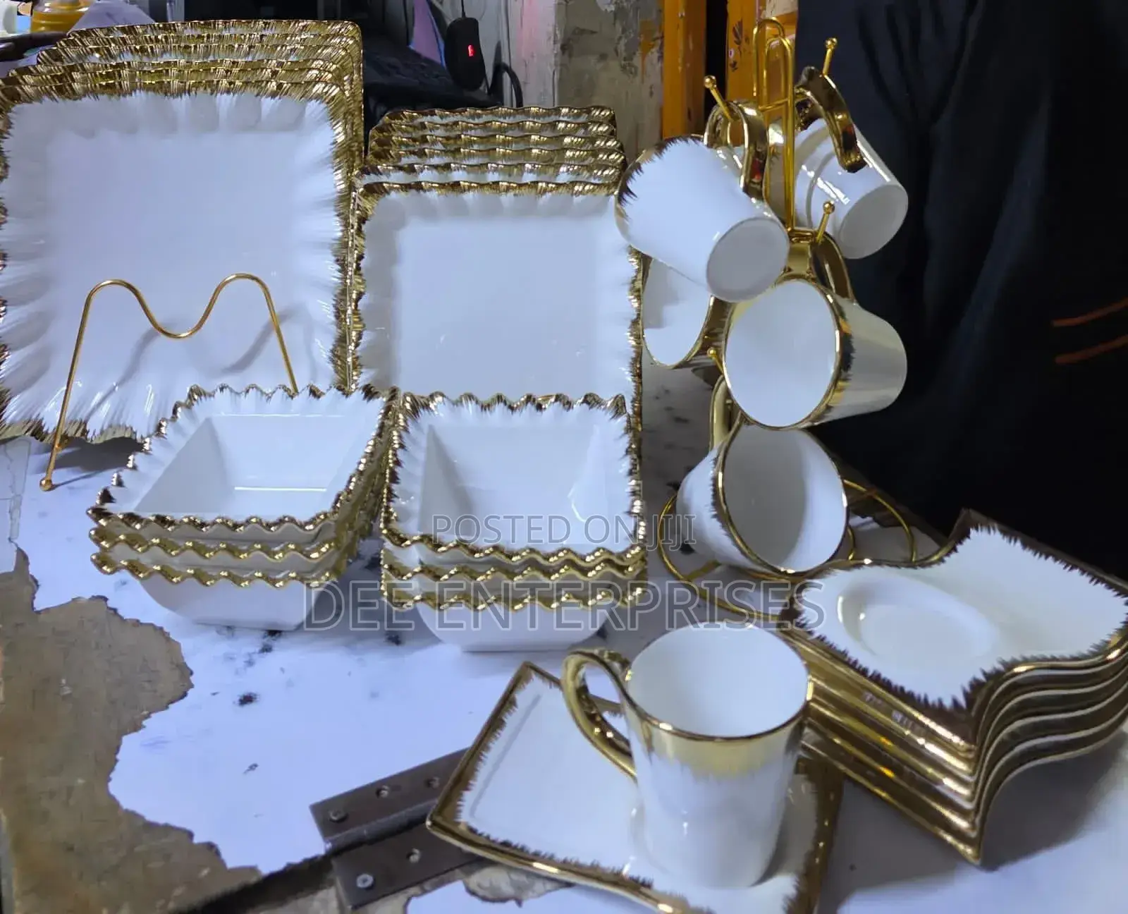 30pcs Wavy Gold Dinner Set