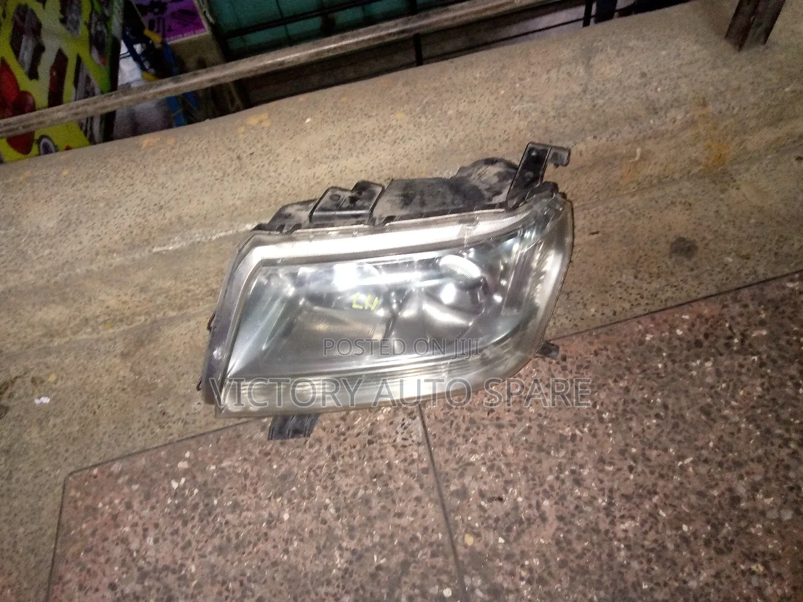 Suzuki Escudo Headlight
