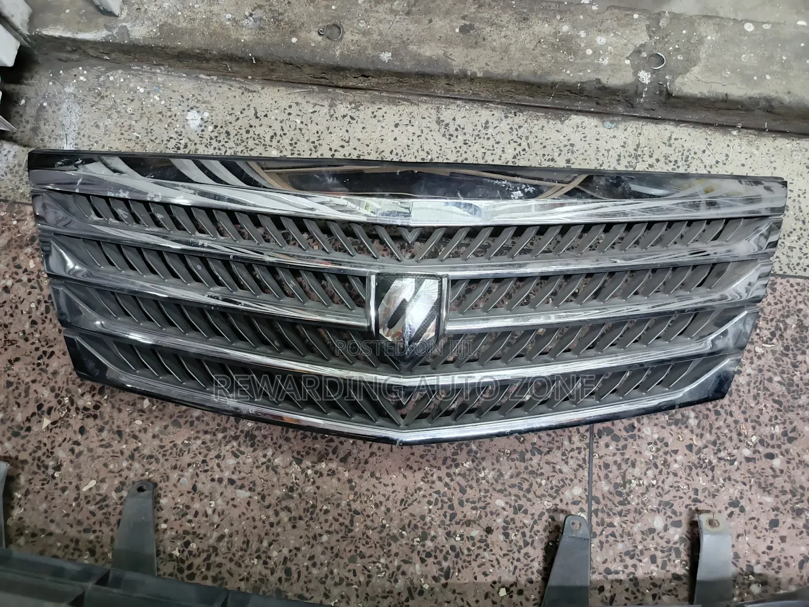 Toyota Alphard 2009 Grille.