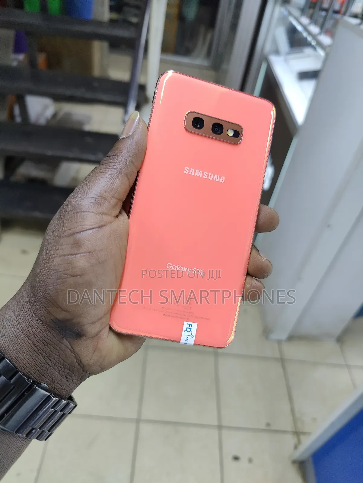 New Samsung Galaxy S10e 128 GB Red