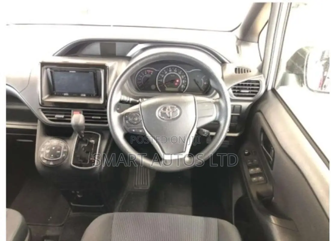 Toyota Voxy 2018 Silver
