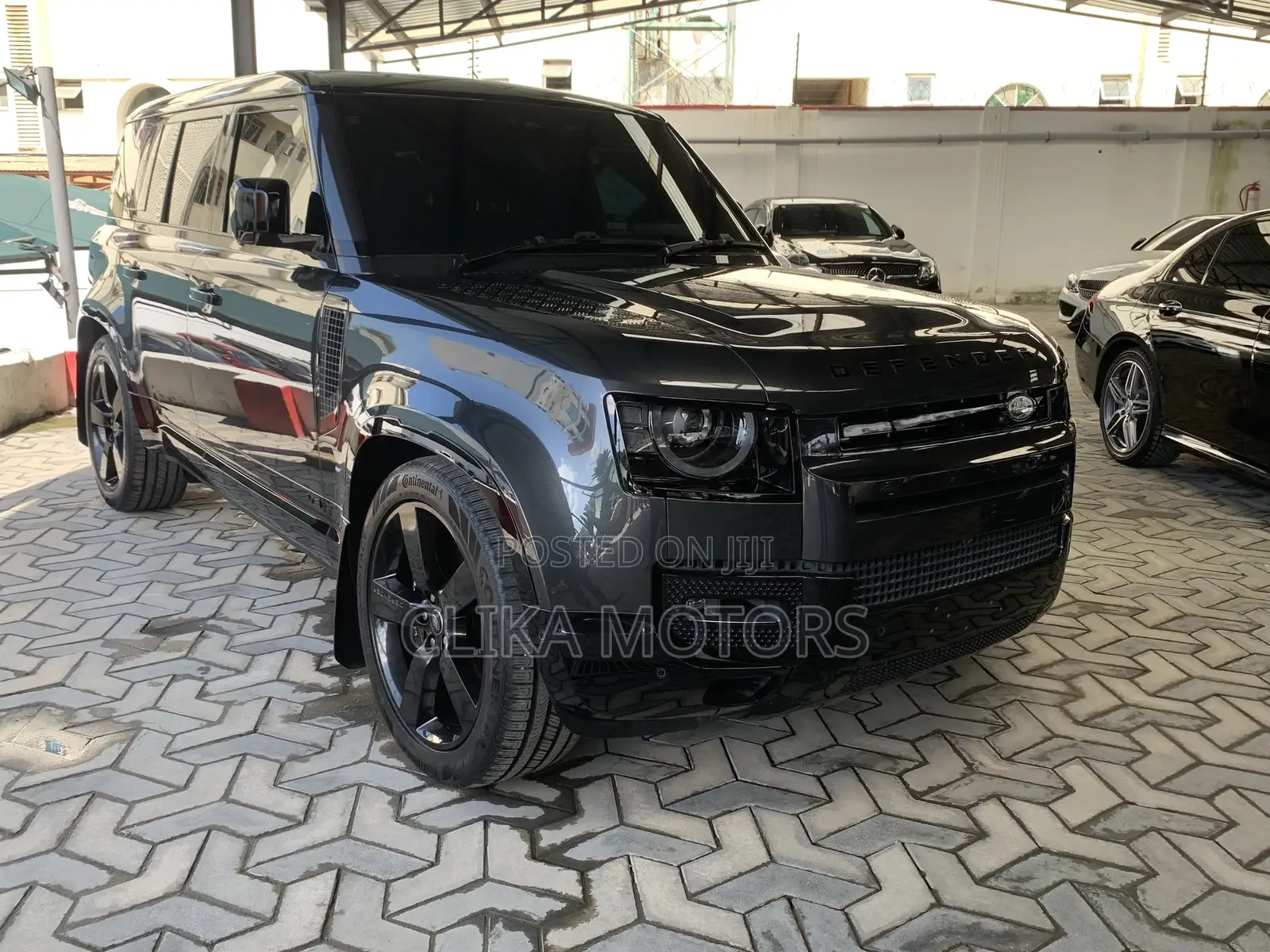 Land Rover Defender SE 2024 Black