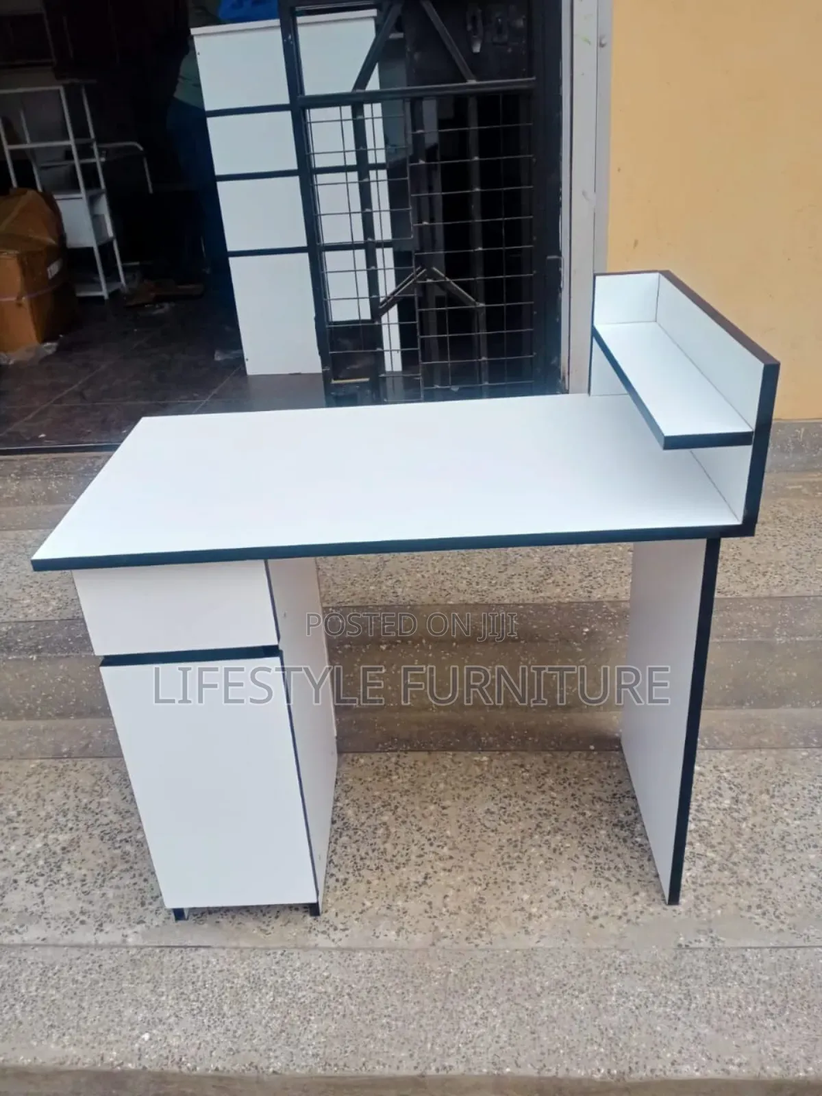 Manicure Table