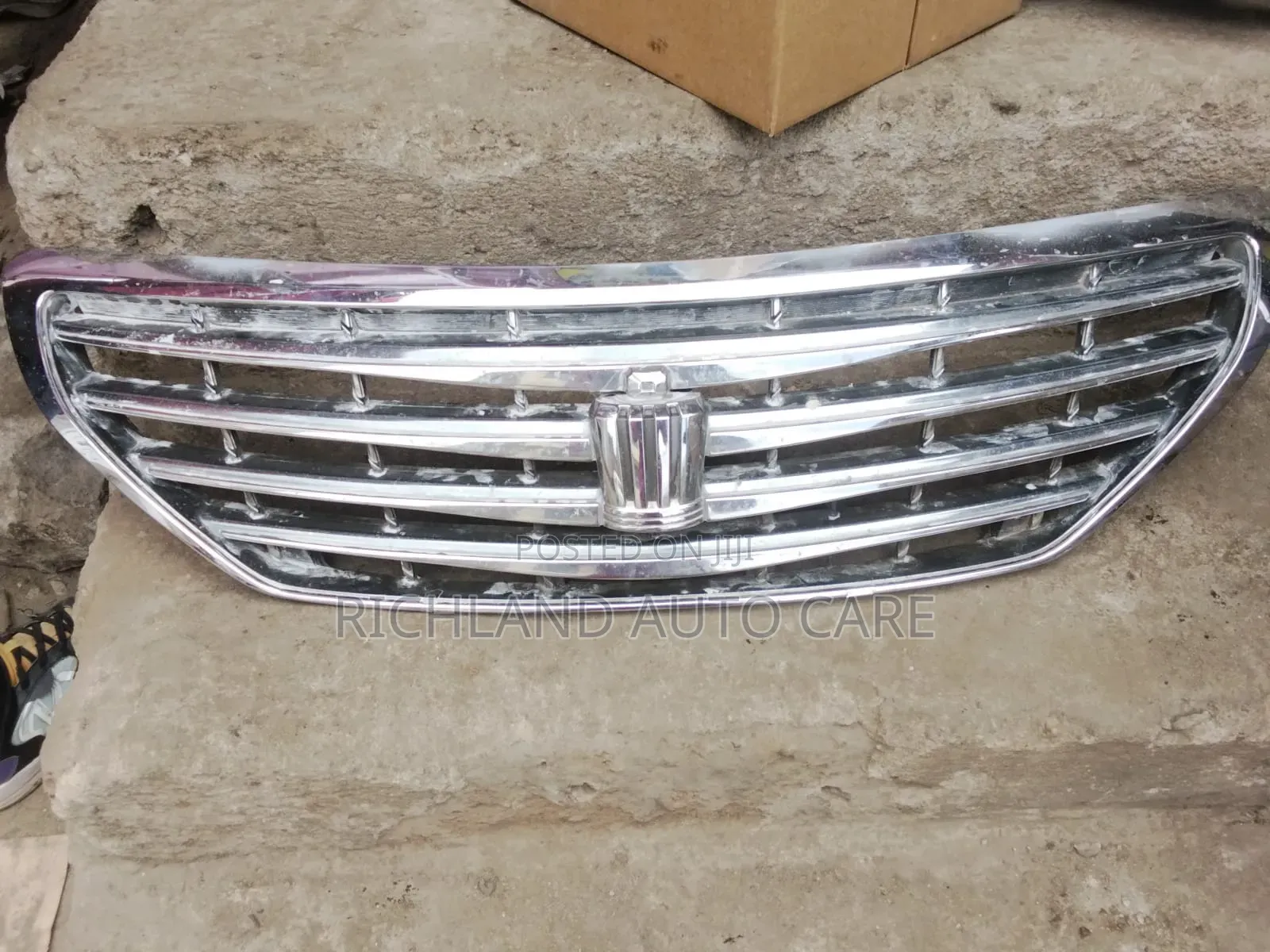 Front Grille Toyota Crown 2012