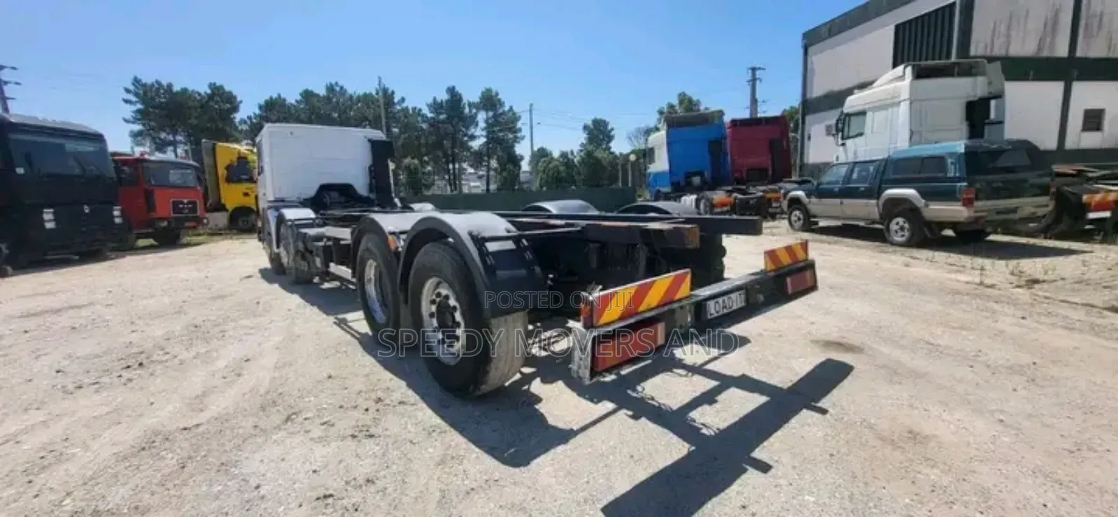 Flatbed/Skeleton Trailers Accessible for Logistics Services