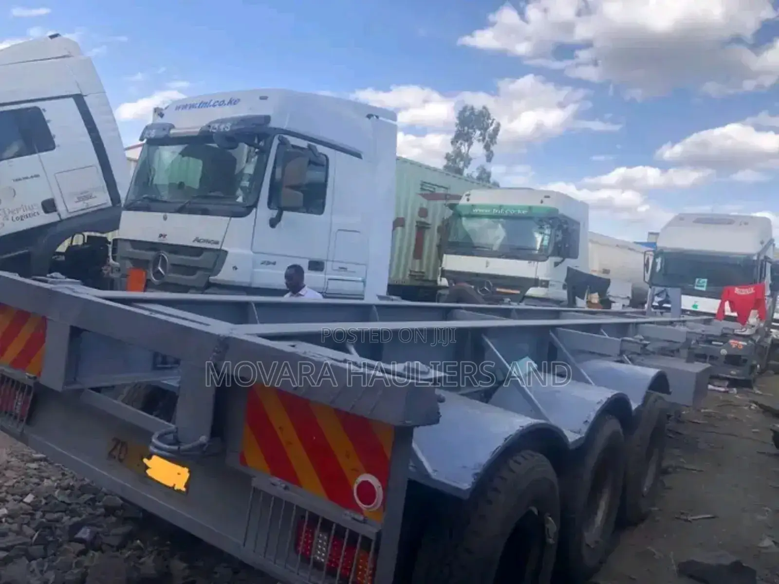 Flatbed/Boxbody at Hand for Logistics Services