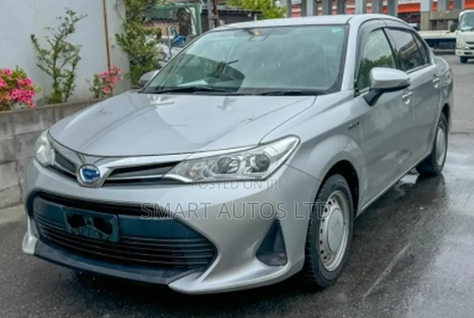 Toyota Axio 1.5 Hybrid 2WD 2019 Silver