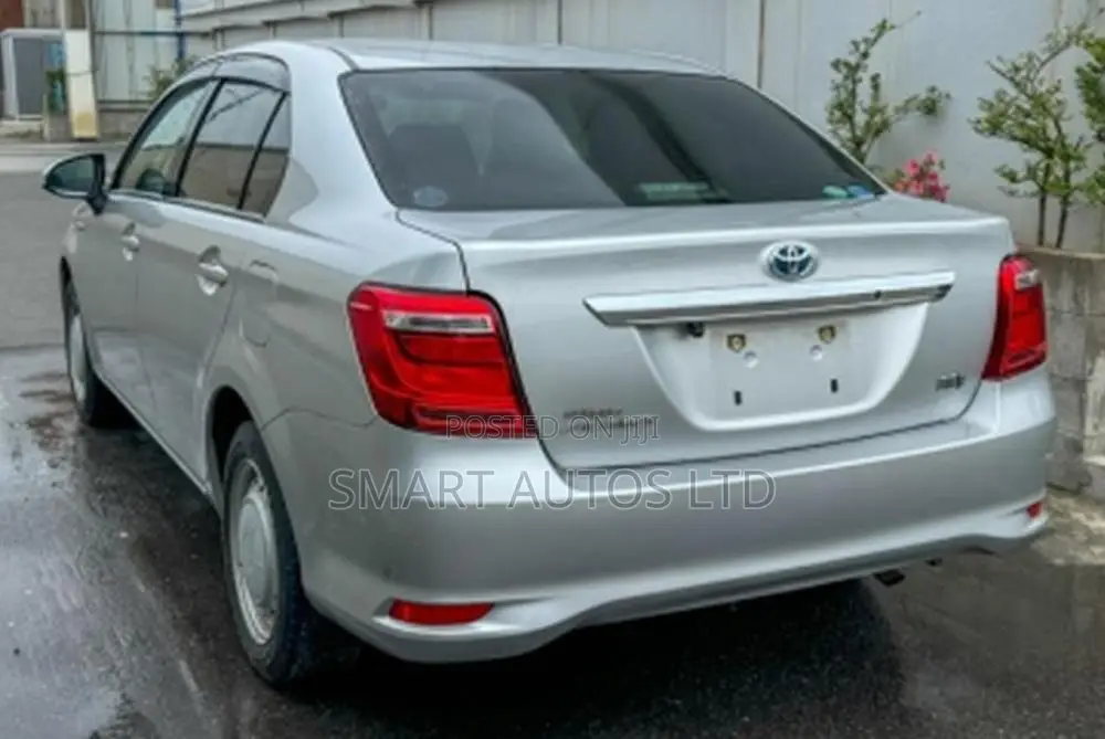 Toyota Axio 1.5 Hybrid 2WD 2019 Silver
